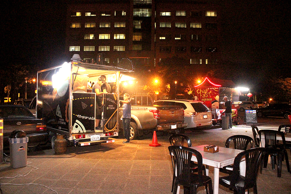 El gusto ‘food truck’ impone un nuevo sabor a la noche de la capital cruceña