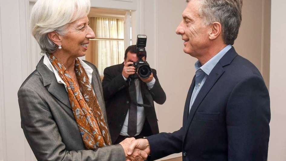 Argentina echa mano del FMI para lograr un crédito que compense la caída del peso