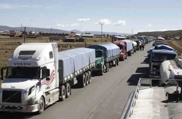 Transporte internacional reporta que al menos 1.000 camiones están parados en frontera chilena