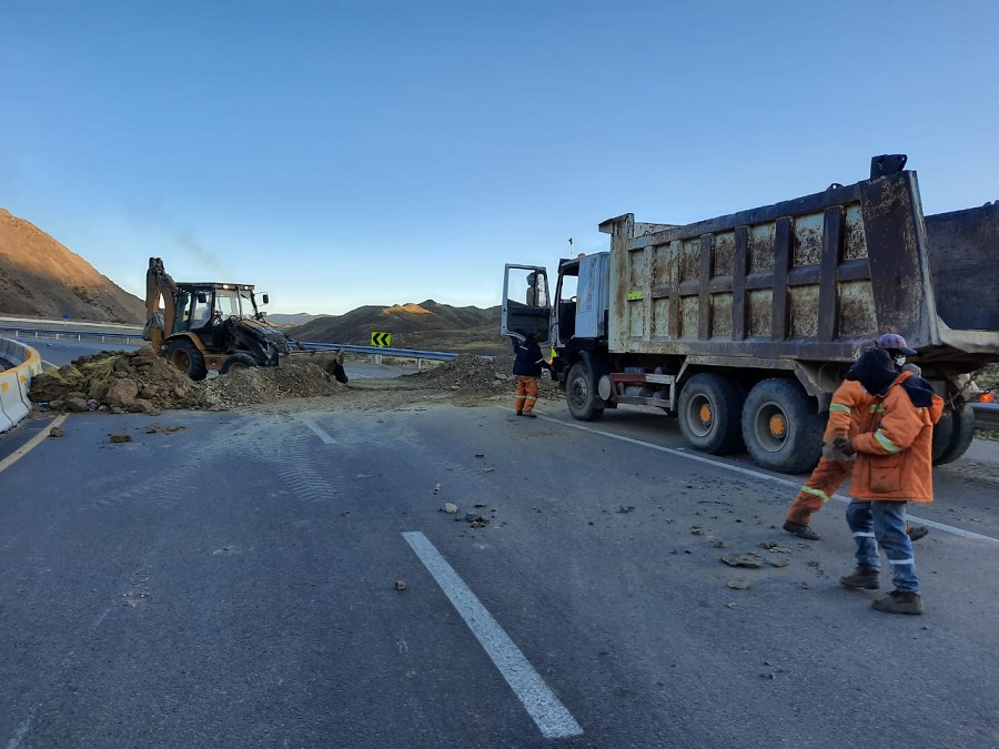 La ABC reporta que las carreteras a Oruro y Santa Cruz fueron las más afectadas por los bloqueos