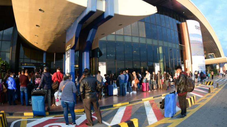 Gobierno y trabajadores de AASANA firman acuerdo y se reanuda el servicio en los aeropuertos