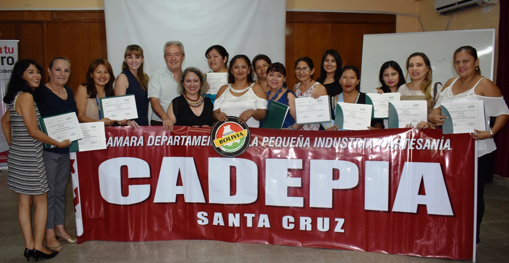 Microempresarios de CADEPIA reciben certificados para emprender negocios