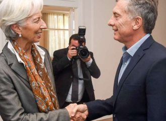 Argentina echa mano del FMI para lograr un crédito que compense la caída del peso