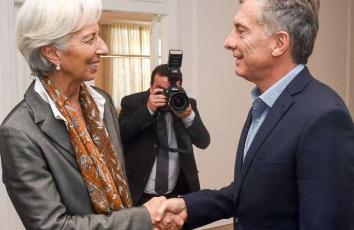 Argentina echa mano del FMI para lograr un crédito que compense la caída del peso