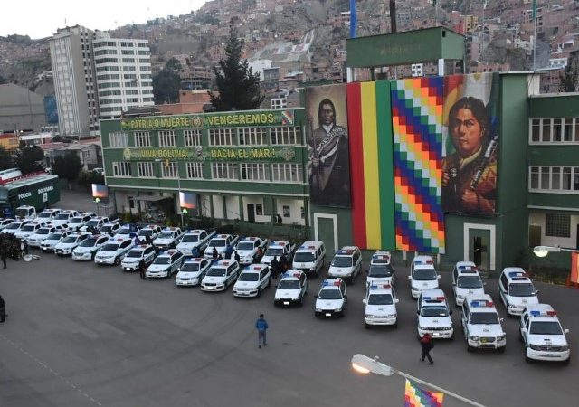 Presidente entrega 42 vehículos y Bs 25 millones a la Policía para mejorar seguridad ciudadana