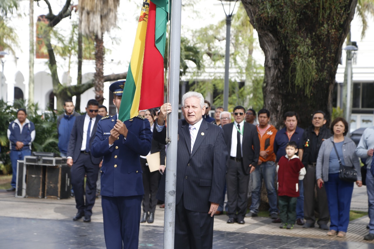 Rubén felicita a los bolivianos en el Día de la Patria