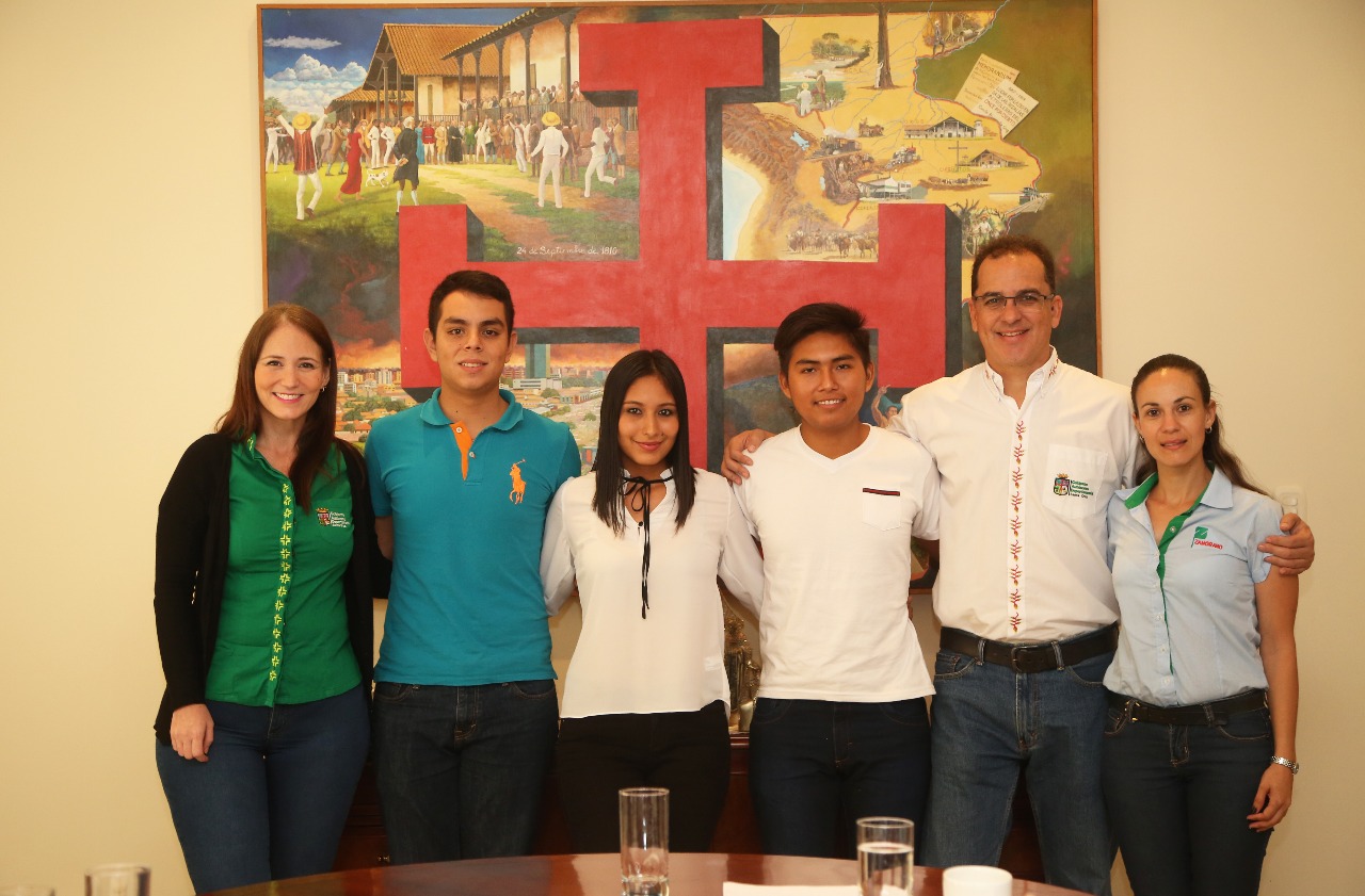 Becas: Gobernación presentó a jóvenes cruceños que viajarán a Honduras a profesionalizarse