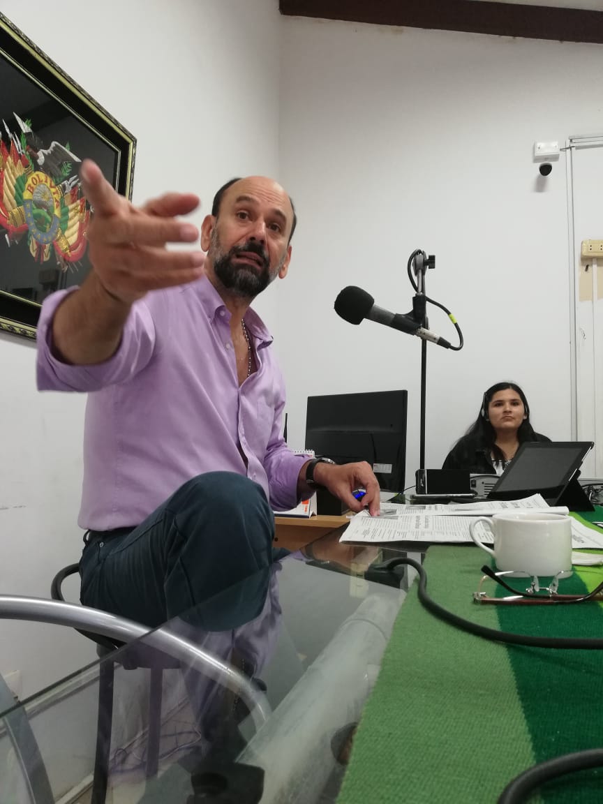 Espacio de análisis económico y político en radio Oriental a cargo de exasambleista Javier Limpias