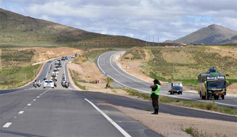 Informe: Bolivia tiene más de 5.300 km de carreteras nuevas