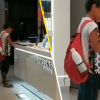 Niño utilizó una tablet en una tienda del centro comercial para terminar su tarea