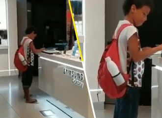 Niño utilizó una tablet en una tienda del centro comercial para terminar su tarea