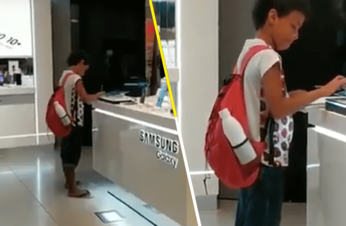 Niño utilizó una tablet en una tienda del centro comercial para terminar su tarea