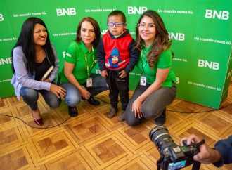 El BNB entrega 350 lentes con medida a niños con discapacidad y de escasos recursos de La Paz