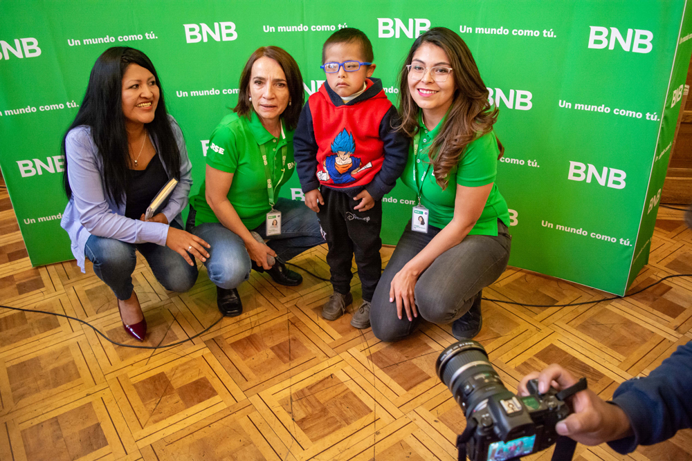 El BNB entrega 350 lentes con medida a niños con discapacidad y de escasos recursos de La Paz