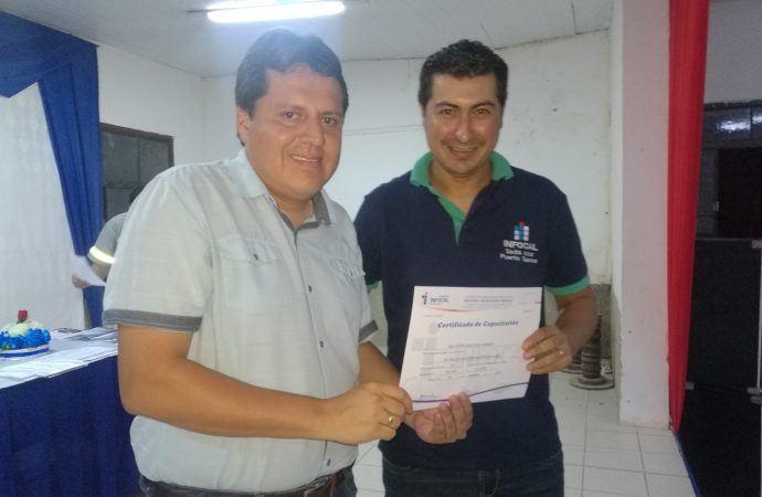 Jóvenes de Puerto Suárez se gradúan como operadores de computadora junto a Itacamba
