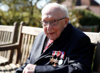 «El sol volverá a brillar», dice el capitán británico de 99 años, tras recaudar 12 millones de libras