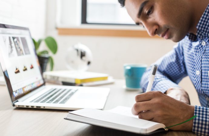 El programa «Bolivia C Capacita» dispone 10.000 becas para empresarios y emprendedores