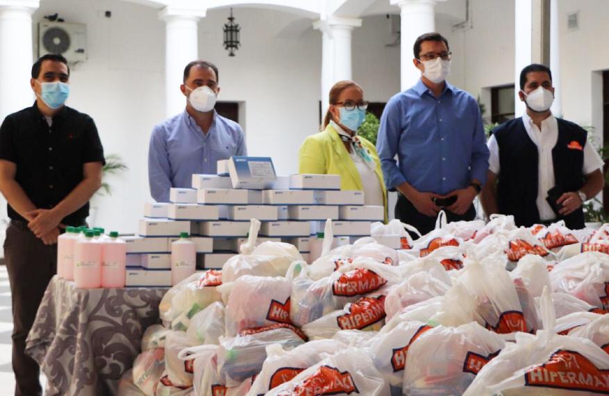 “Demos de Corazón” entrega insumos médicos y alimentos al Gobierno Municipal de Santa Cruz para continuar apoyando el rastrillaje