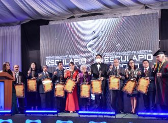 Reconocen la noble labor de galenos en los Premios Esculapio 2020