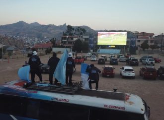 Hinchas del Bolívar apoyaron el encuentro con Audax Italiano desde un autocine