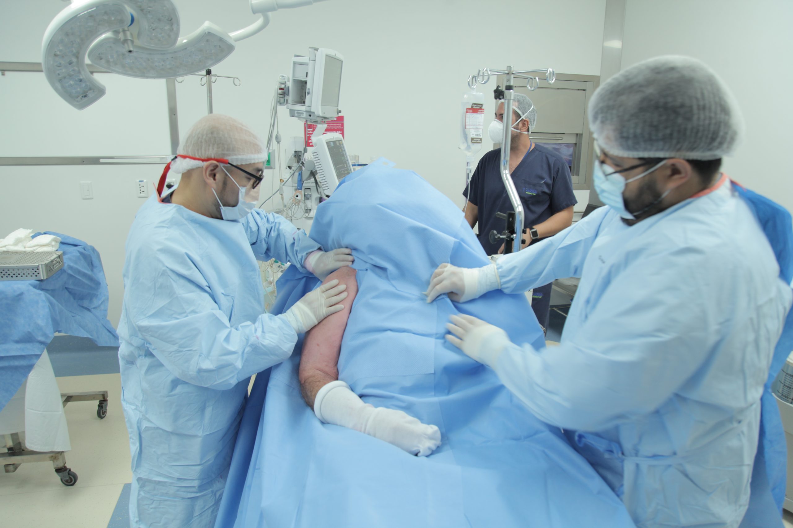 La Clínica Foianini marca un hito en Bolivia al realizar la primera cirugía asistida con realidad mixta