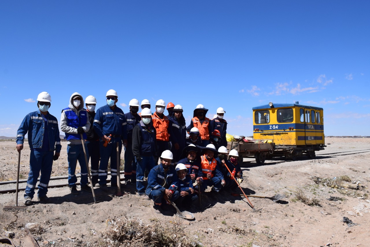 Ferroviaria Andina seguirá apoyando la limpieza de Uyuni y del lago Uru Uru
