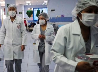 Madres y enfermeras: La historia de cuatro mujeres que desgastan su vida para salvar otras