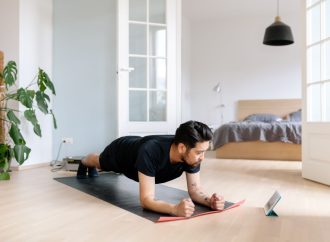 Televisión, elongación y flexibilidad: 5 estiramientos fáciles de hacer mientras miramos televisión