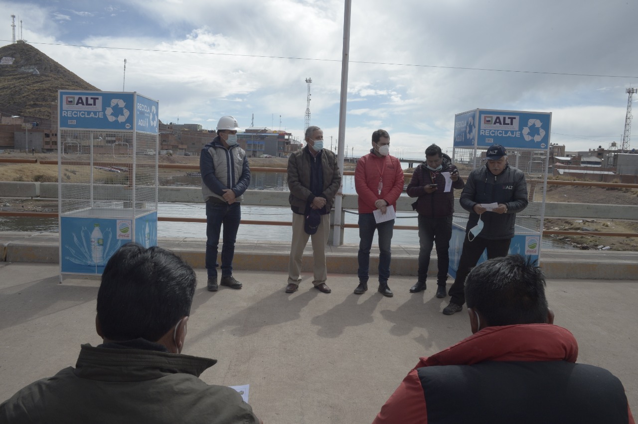 Fundación Coca-Cola Bolivia entrega contenedores a nueve municipios cercanos al Lago Titicaca