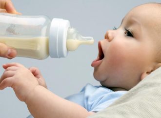 Tres riesgos fatales para los niños que consumen leche de fórmula de contrabando