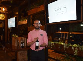 “Altiplano”, el vino más exportado de Bolivia, ahora en casa.