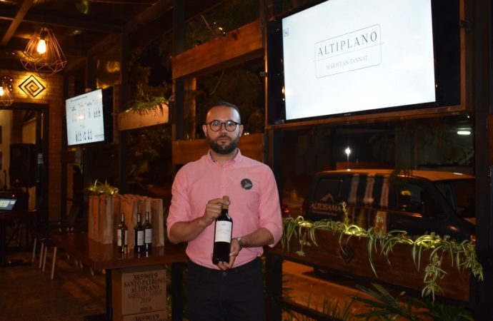 “Altiplano”, el vino más exportado de Bolivia, ahora en casa.