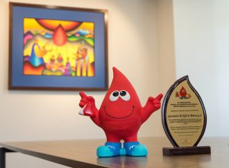 Hemocentro devela el cuadro de Mamani Mamani que revestirá su unidad móvil.