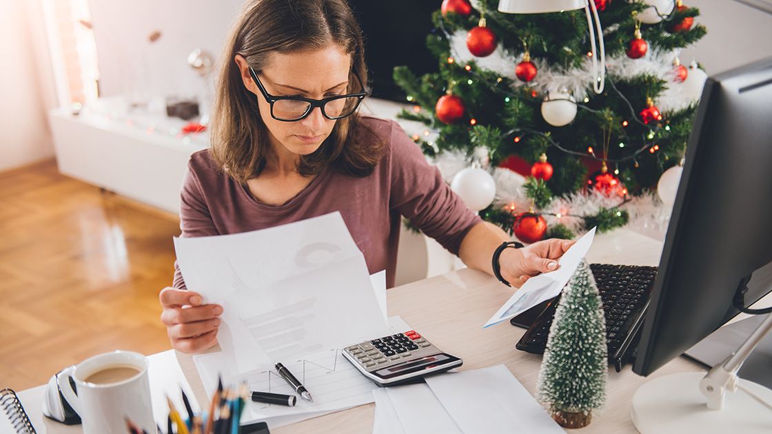 Cinco hábitos que pueden dañar sus finanzas durante las fiestas de fin de año.