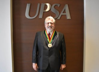 Decano de la UPSA recibió Medalla de Oro del Colegio de Arquitectos de Bolivia.