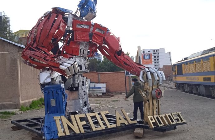 “Optimus Prime”, guardián celoso de la Estación de tren en Potosí.