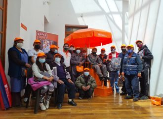 HACE 15 AÑOS BANCO ECOFUTURO APOYA A LUSTRABOTAS   DE ORURO CON MATERIAL DE TRABAJO.
