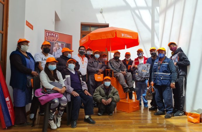 HACE 15 AÑOS BANCO ECOFUTURO APOYA A LUSTRABOTAS DE ORURO CON MATERIAL DE TRABAJO.