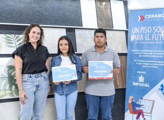 Cerabol entrega tres becas completas de formación técnica a estudiantes destacados.