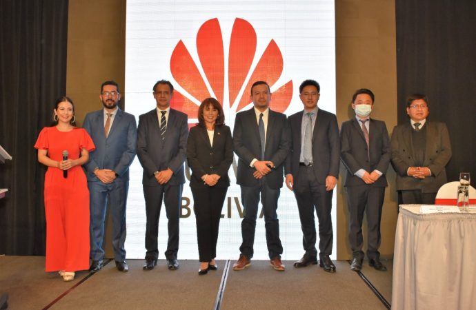 Huawei dona equipos   a cuatro universidades