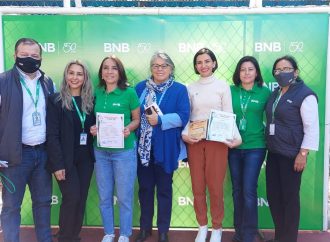 El BNB entrega 800 lentes con medida a niños con discapacidad intelectual en Santa Cruz