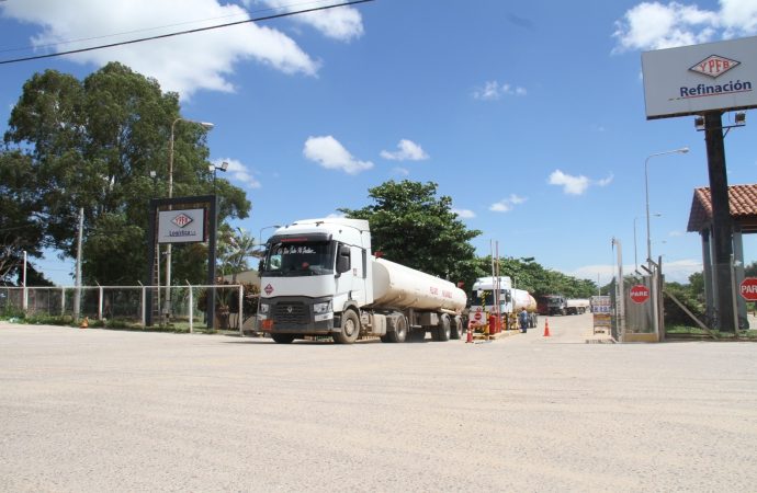 YPFB presenta cifras que muestran que importa diésel a menor precio que las mineras