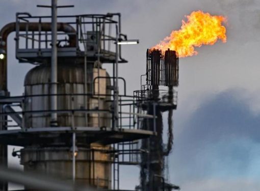 El precio del petróleo sube tras la decisión de la OPEP+ de mantener los recortes de producción