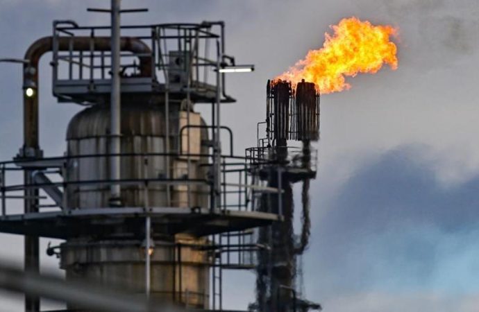 El precio del petróleo sube tras la decisión de la OPEP+ de mantener los recortes de producción