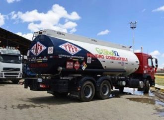 Bolivia: más de 200 cisternas llegarán de Arica para asegurar provisión de diésel y gasolina