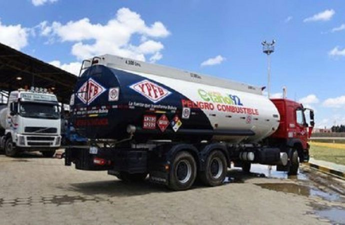 Bolivia: más de 200 cisternas llegarán de Arica para asegurar provisión de diésel y gasolina