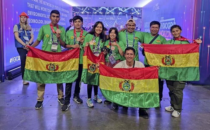 Bolivia destaca en robótica y logra medalla de bronce en el First Global Challenge 2023 en Singapur