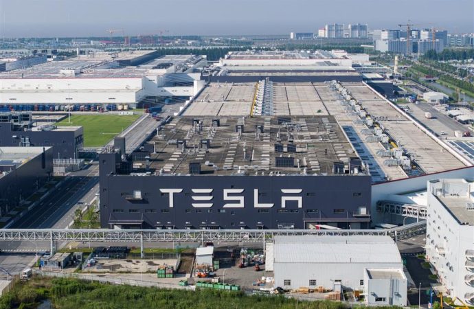 Internacional: Tesla sigue adelante con su fábrica en Shanghái a pesar de las tensiones comerciales