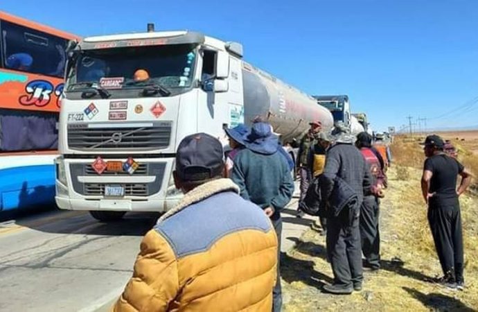 Crisis por bloqueos en Bolivia: cisternas con combustible varadas en zonas de riesgo