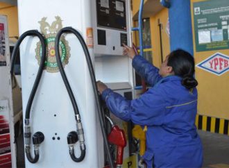 Persisten las largas filas en surtidores de Bolivia debido a retrasos en distribución de combustible